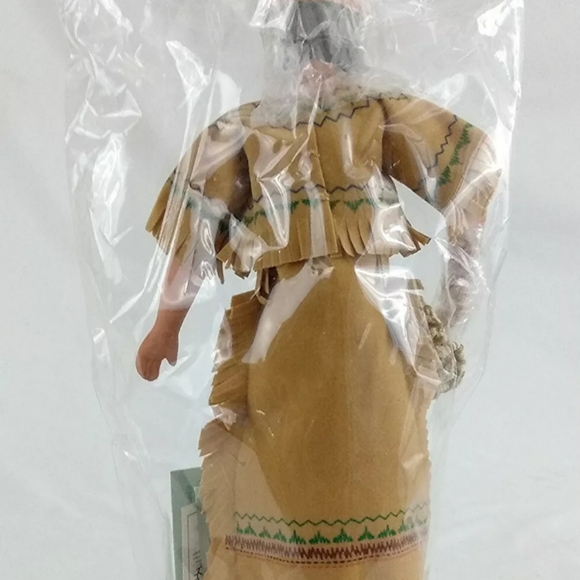 Avon International Porcelain Collection Tasime Dol - Picture 8 of 8